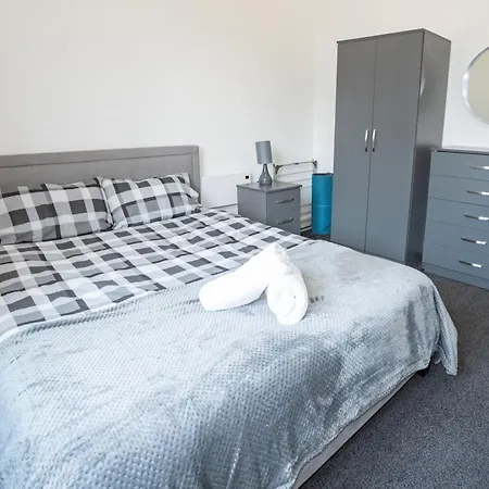 Quay House - Salford - 2bdr Sleeps 7, Spacious & Quiet - Free Parking - Close To Centre, United & The Lowry Manchester
