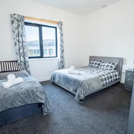 Quay House - Salford - 2bdr Sleeps 7, Spacious & Quiet - Free Parking - Close To Centre, United & The Lowry Apartment *