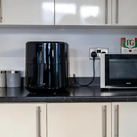 Quay House - Salford - 2bdr Sleeps 7, Spacious & Quiet - Free Parking - Close To Centre, United & The Lowry Manchester