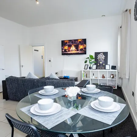 Apartment Quay House - Salford - 2bdr Sleeps 7, Spacious & Quiet - Free Parking - Close To Centre, United & The Lowry