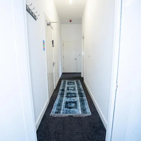 Quay House - Salford - 2bdr Sleeps 7, Spacious & Quiet - Free Parking - Close To Centre, United & The Lowry Manchester