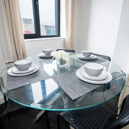 Apartment Quay House - Salford - 2bdr Sleeps 7, Spacious & Quiet - Free Parking - Close To Centre, United & The Lowry Manchester