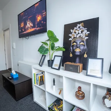 Quay House - Salford - 2bdr Sleeps 7, Spacious & Quiet - Free Parking - Close To Centre, United & The Lowry *