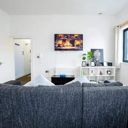 Apartment Quay House - Salford - 2bdr Sleeps 7, Spacious & Quiet - Free Parking - Close To Centre, United & The Lowry *