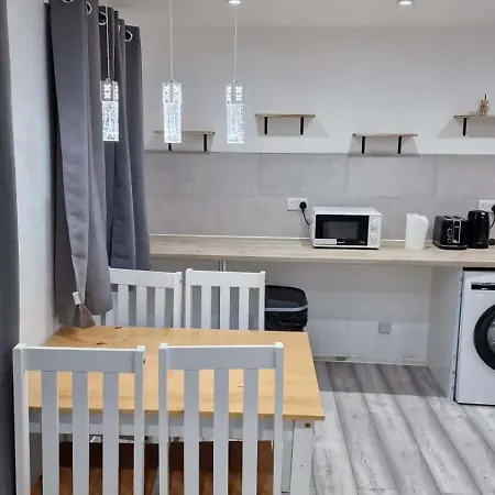 Cozy Modern 2 Bed Flat, With Parking, Close To Town Manchester