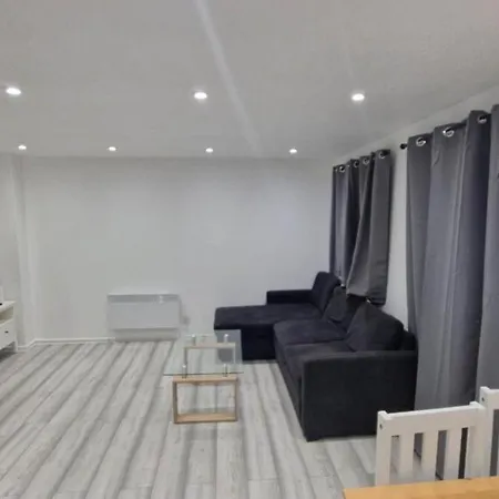 Cozy Modern 2 Bed Flat, With Parking, Close To Town * Manchester