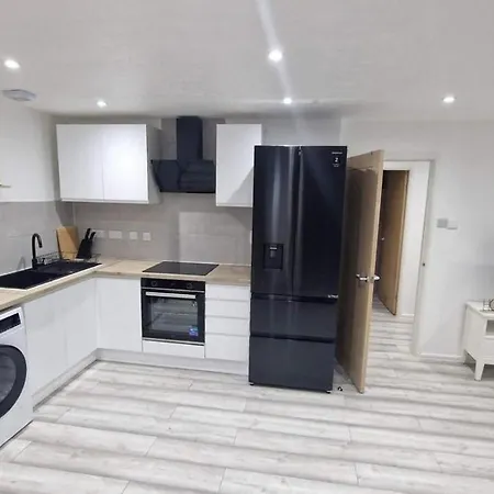 Apartment Cozy Modern 2 Bed Flat, With Parking, Close To Town *