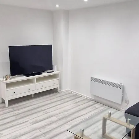 Apartment Cozy Modern 2 Bed Flat, With Parking, Close To Town