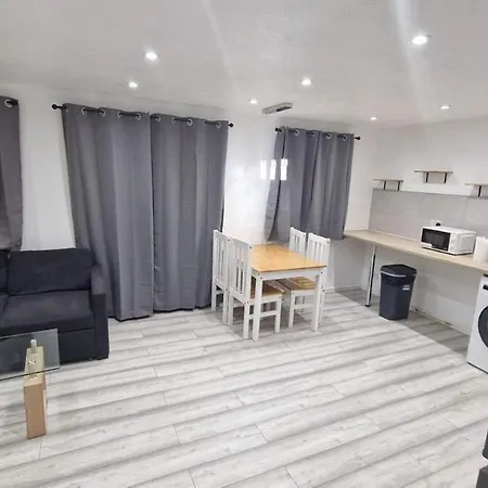 Apartment Cozy Modern 2 Bed Flat, With Parking, Close To Town *
