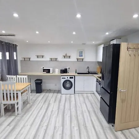 Apartment Cozy Modern 2 Bed Flat, With Parking, Close To Town Manchester