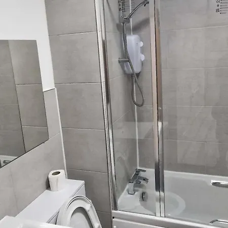 Cozy Modern 3 Bed, 2 Bedroom - Secure Parking - Close To Centre And Old Trafford *