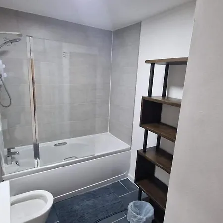 Cozy Modern 2 Bed Flat, With Parking, Close To Town Manchester
