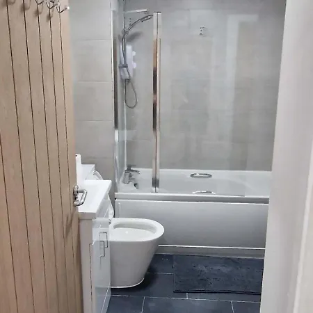 Apartment Cozy Modern 2 Bed Flat, With Parking, Close To Town *