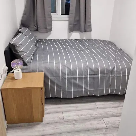 Apartment Cozy Modern 2 Bed Flat, With Parking, Close To Town Manchester