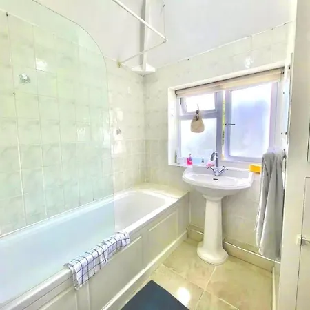 Spacious 3-bed Family Retreat With Cosy Living And Garden! Free Parking