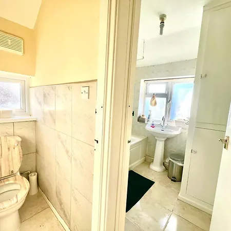 Spacious 3-bed Family Retreat With Cosy Living And Garden! Free Parking מנצ'סטר