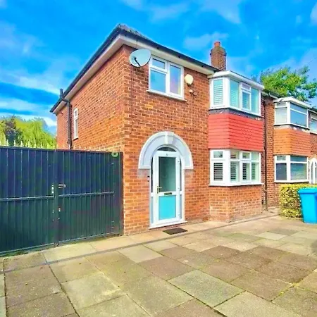 Spacious 3-bed Family Retreat With Cosy Living And Garden! Free Parking