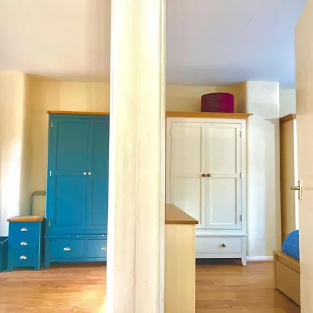 Dom wakacyjny Spacious 3-bed Family Retreat With Cosy Living And Garden! Free Parking *
