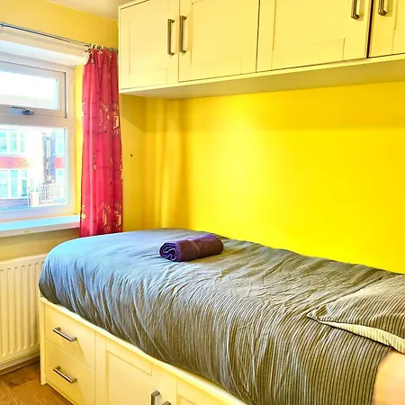Spacious 3-bed Family Retreat With Cosy Living And Garden! Free Parking