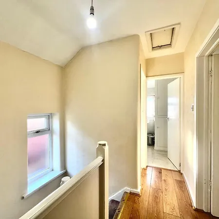 Spacious 3-bed Family Retreat With Cosy Living And Garden! Free Parking Manchester