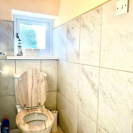 Spacious 3-bed Family Retreat With Cosy Living And Garden! Free Parking Dom wakacyjny