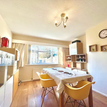 Holiday home Spacious 3-bed Family Retreat With Cosy Living And Garden! Free Parking *