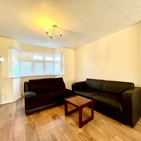 Spacious 3-bed Family Retreat With Cosy Living And Garden! Free Parking Dom wakacyjny *