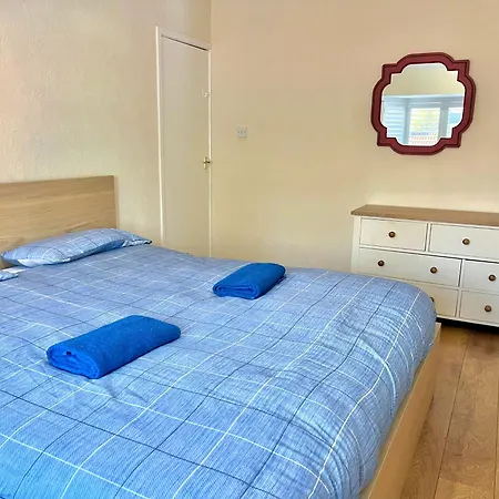 Spacious 3-bed Family Retreat With Cosy Living And Garden! Free Parking Ferienhaus Manchester