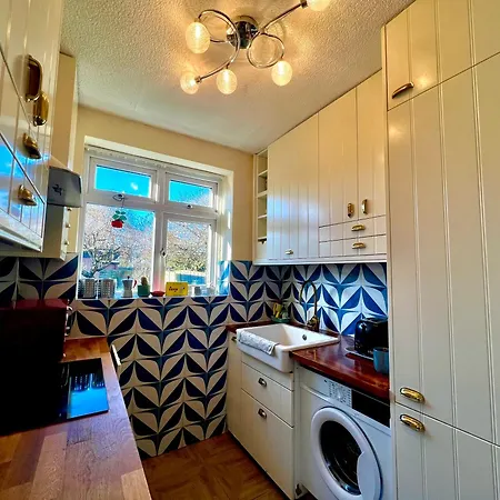 Spacious 3-bed Family Retreat With Cosy Living And Garden! Free Parking *