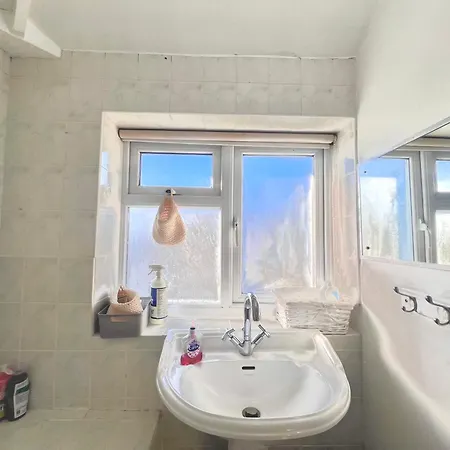 Spacious 3-bed Family Retreat With Cosy Living And Garden! Free Parking Сasa de vacaciones