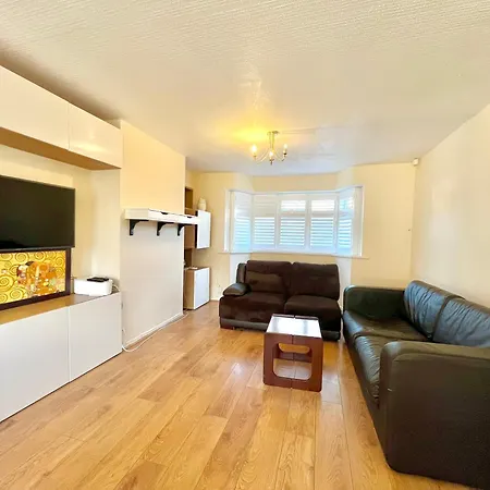 Dom wakacyjny Spacious 3-bed Family Retreat With Cosy Living And Garden! Free Parking *