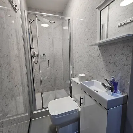 Landcross Co-living - Private Self-cater