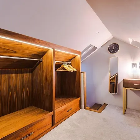 Unique In Northenden Urban Oasis Sleeps 8 Holiday home