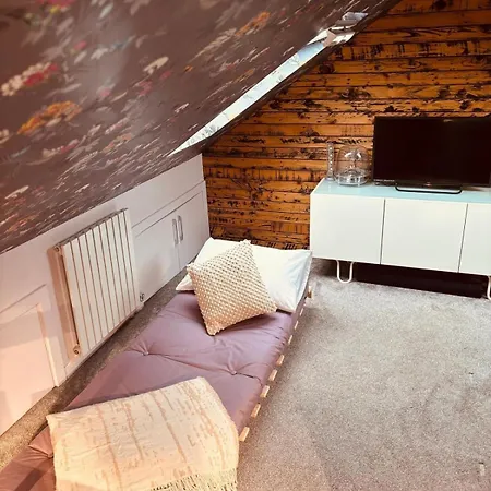Сasa de vacaciones Unique In Northenden Urban Oasis Sleeps 8 *