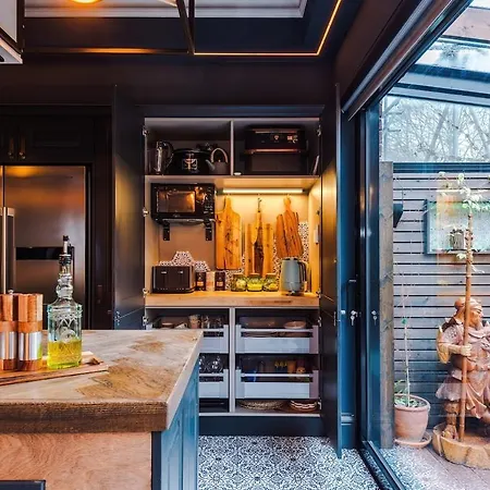 Сasa de vacaciones Unique In Northenden Urban Oasis Sleeps 8 *