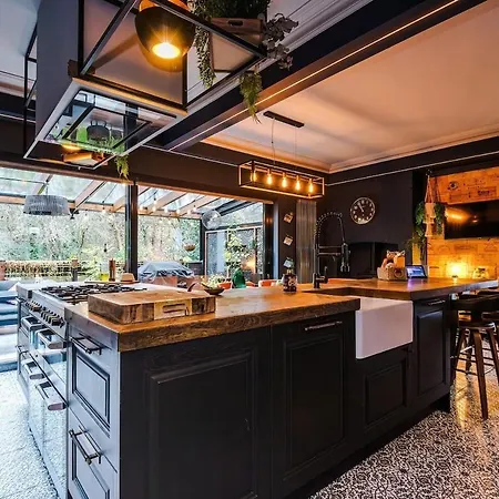 Unique In Northenden Urban Oasis Sleeps 8 Holiday home
