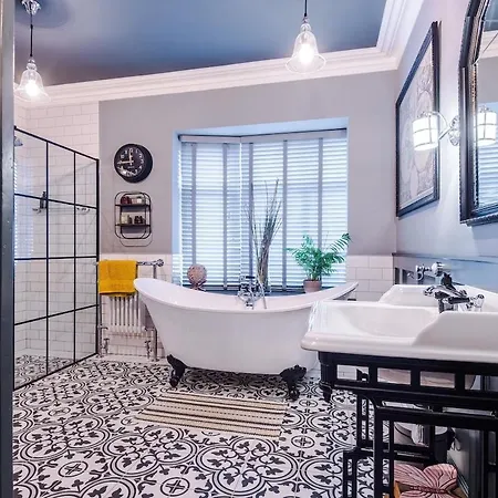 Unique In Northenden Urban Oasis Sleeps 8 Holiday home Manchester