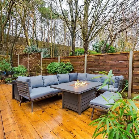 Unique In Northenden Urban Oasis Sleeps 8 Holiday home *