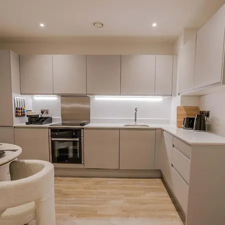 Bianco 2br With Views Apartment *