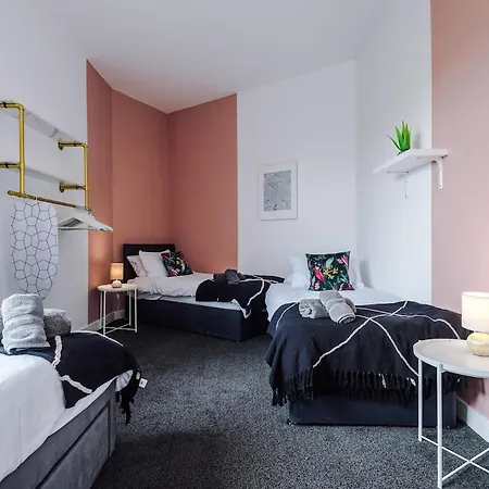 Free Parking, Sleeps 6, Spacious Home, Prime Salford Location * Manchester