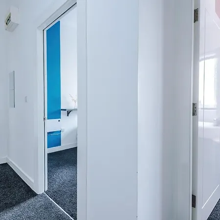 Free Parking, Sleeps 6, Spacious Home, Prime Salford Location Apartment Manchester