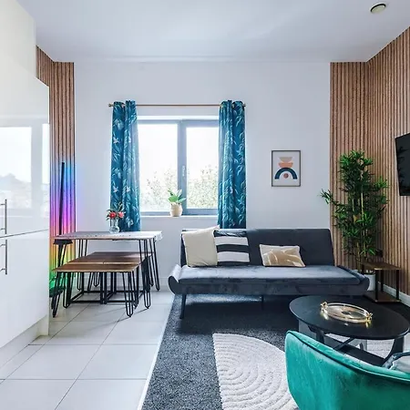 Free Parking, Sleeps 6, Spacious Home, Prime Salford Location * Manchester