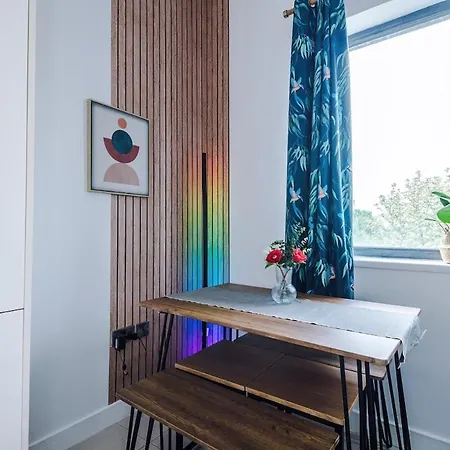 Free Parking, Sleeps 6, Spacious Home, Prime Salford Location Appartement *