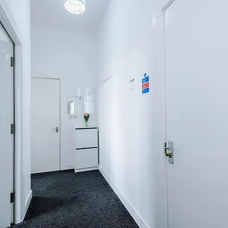 Apartment Free Parking, Sleeps 6, Spacious Home, Prime Salford Location