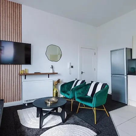 Free Parking, Sleeps 6, Spacious Home, Prime Salford Location Apartment *