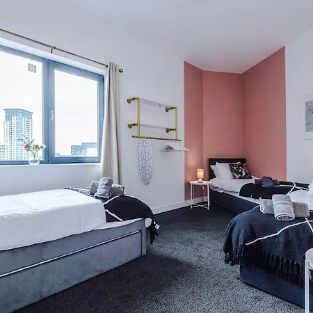 Free Parking, Sleeps 6, Spacious Home, Prime Salford Location Manchester