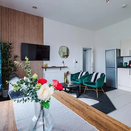 Free Parking, Sleeps 6, Spacious Home, Prime Salford Location