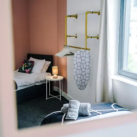 Free Parking, Sleeps 6, Spacious Home, Prime Salford Location Appartement *