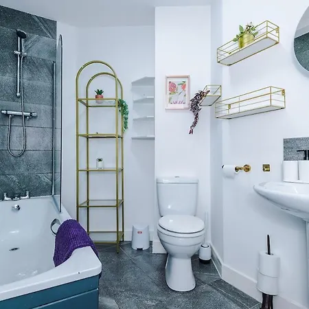 Free Parking, Sleeps 6, Spacious Home, Prime Salford Location *