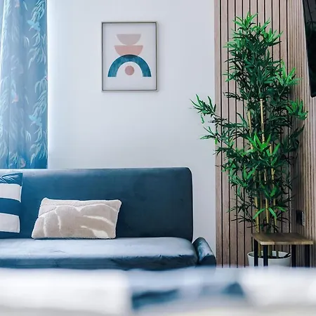 Free Parking, Sleeps 6, Spacious Home, Prime Salford Location Manchester